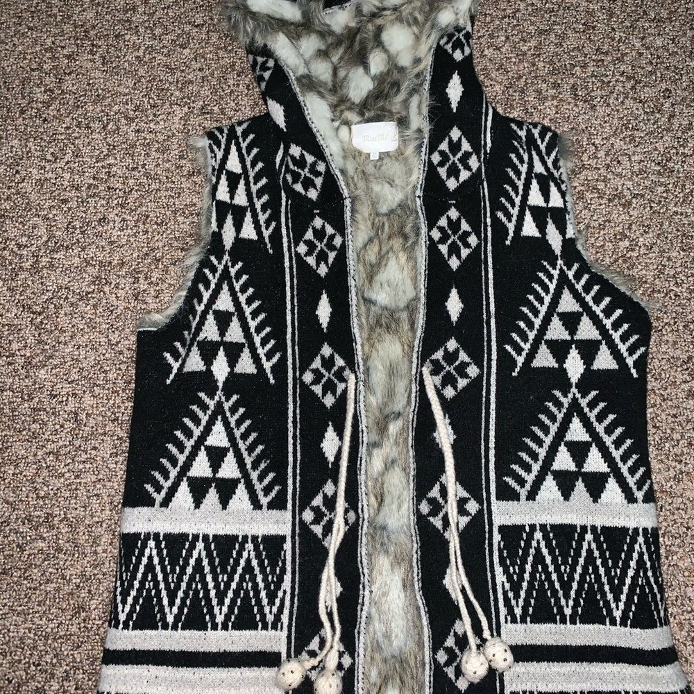 Miss Me Womens XL Faux Fur Lined Hooded Southwestern Knit Vest Black White